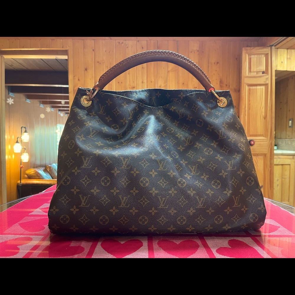 AUTHENTIC, Stunning Louis Vuitton Artsy Monogram Bag